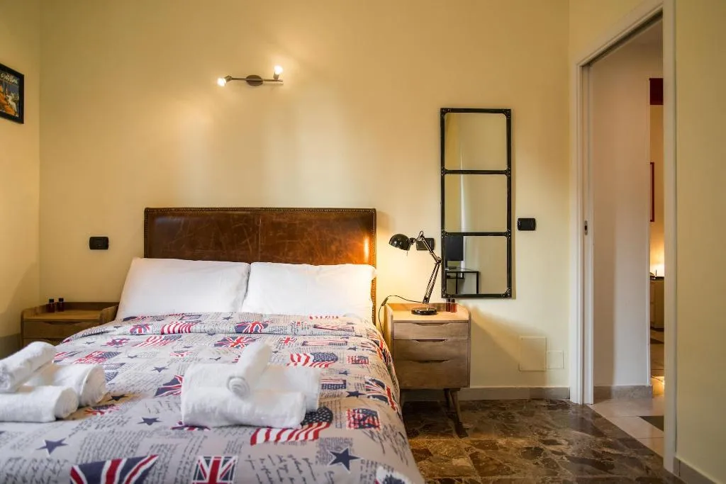 Room, B&B New Liberty in Rome, Naples