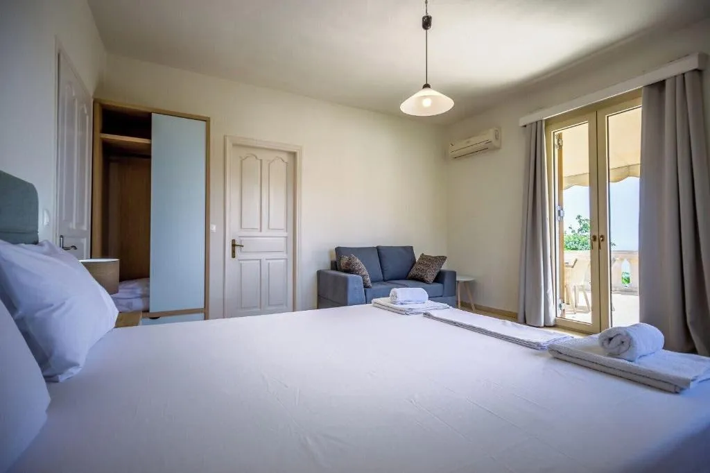 Room, Blue Horizon Studios, Zante