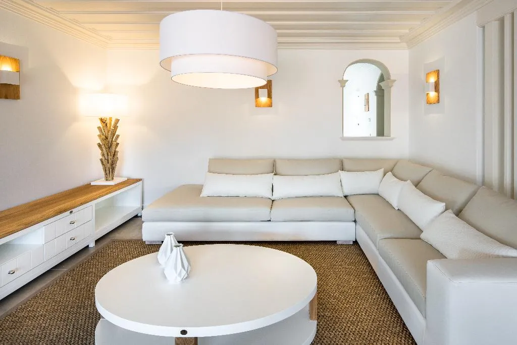 VILLA THREE BEDROOMS Room, Shantivillas, Algarve