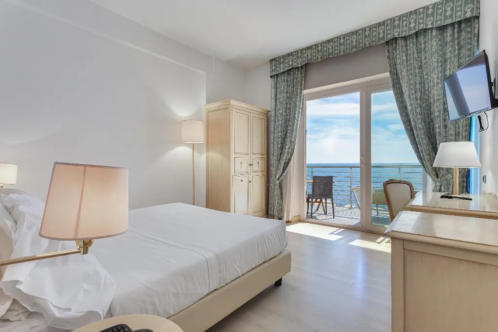 DOUBLE SUPERIOR SEA VIEW Room, Cavalluccio Marino Hotel, Rome