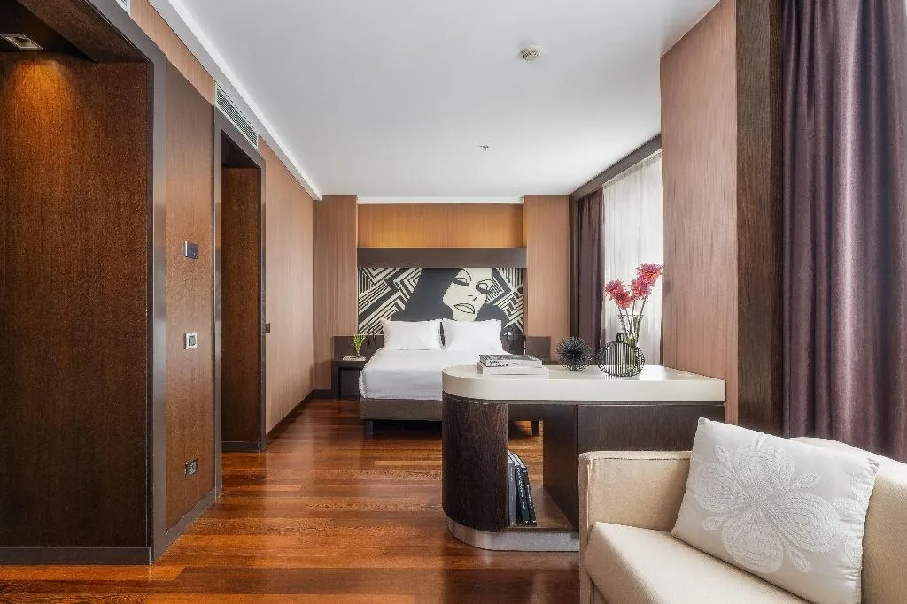 JUNIOR SUITE STANDARD Room, Crowne Plaza Milan City, Milan