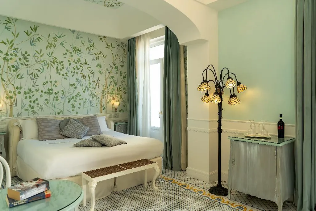 Double or Twin DELUXE WITH TERRACE Room, Luxury Villa Excelsior Parco, Naples