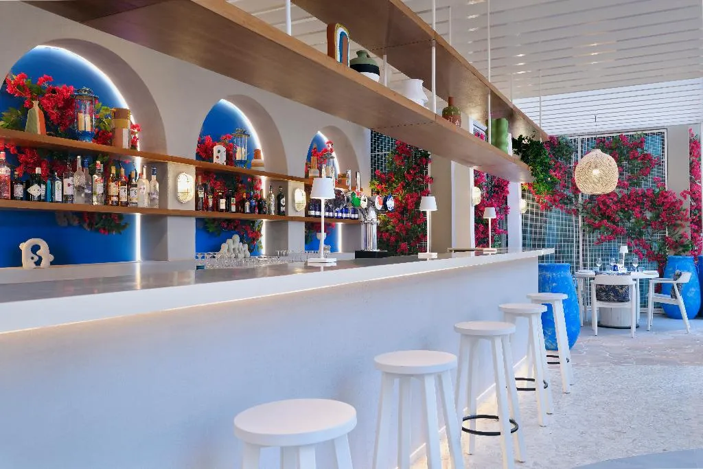 Bar, JA Ocean View Hotel, Jumeirah Beach Dubai, Dubai