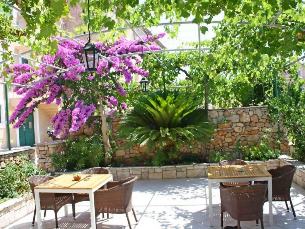APARTMENT CAPACITY 5 Room, Olga, Split