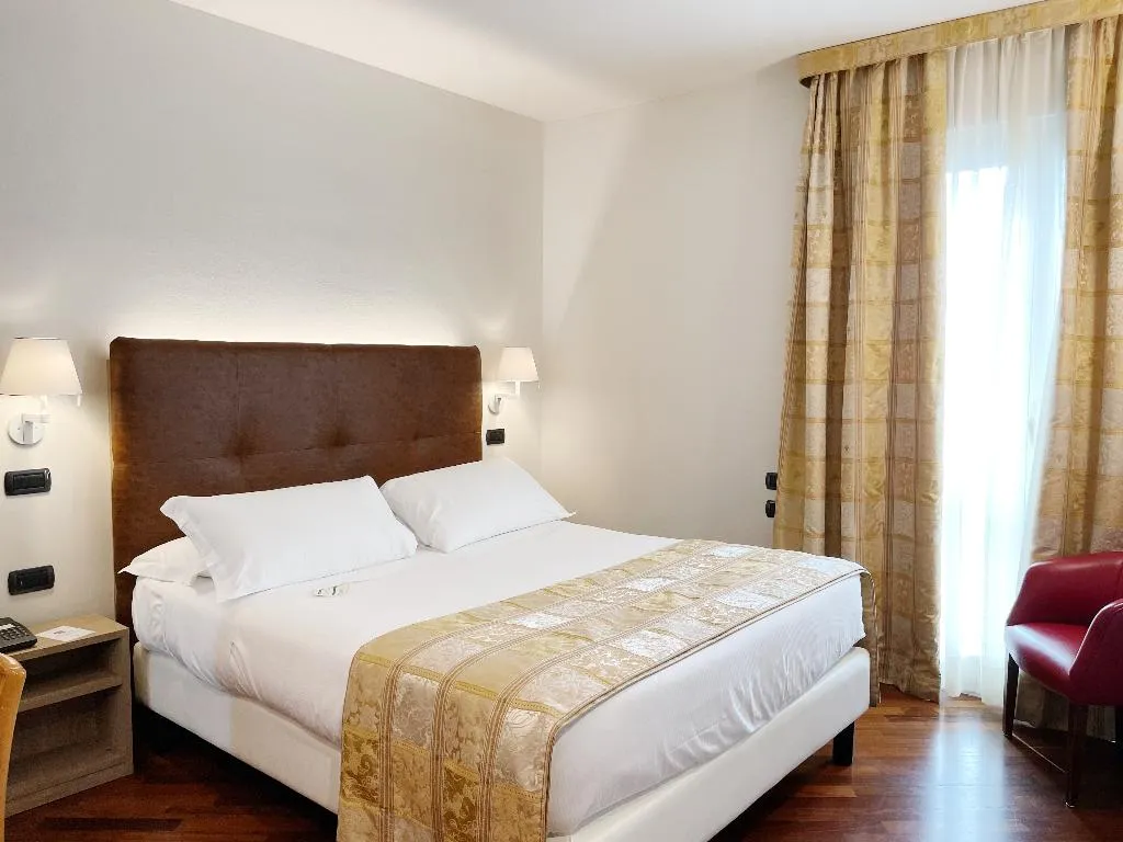 Room, Regina, Milan