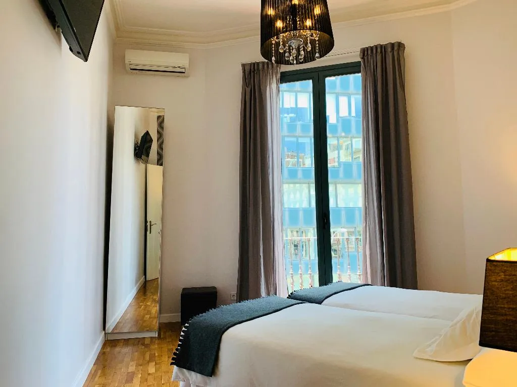 TWIN Private external bathroom Room, Super Balmes Guest House, Barcelona