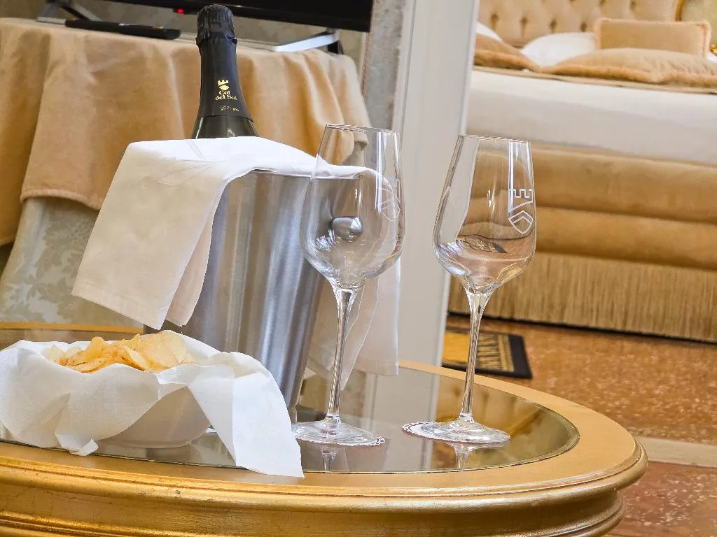 SUITE TWO BEDROOMS TWO BATHROOMS Room, Al Duca Venezia, Venice