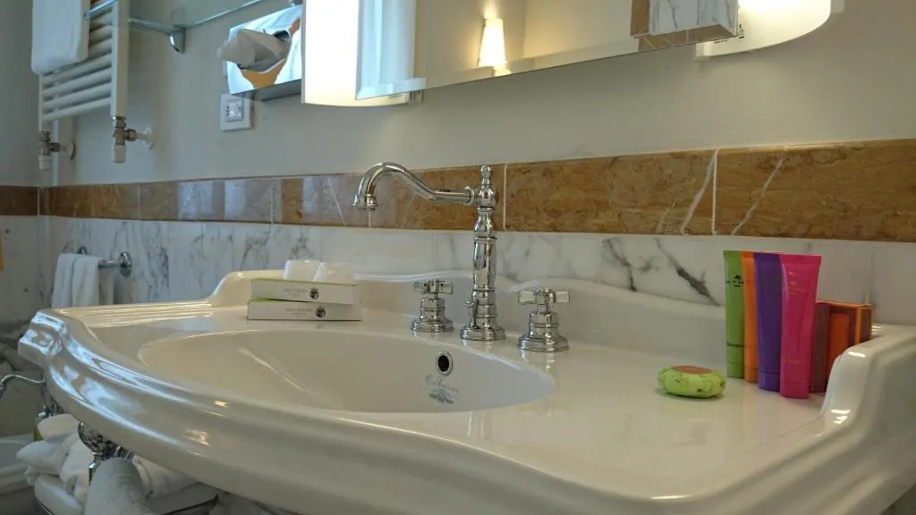 SUITE CAPACITY 3 Room, Villa Tolomei Hotel & Resort, Florence