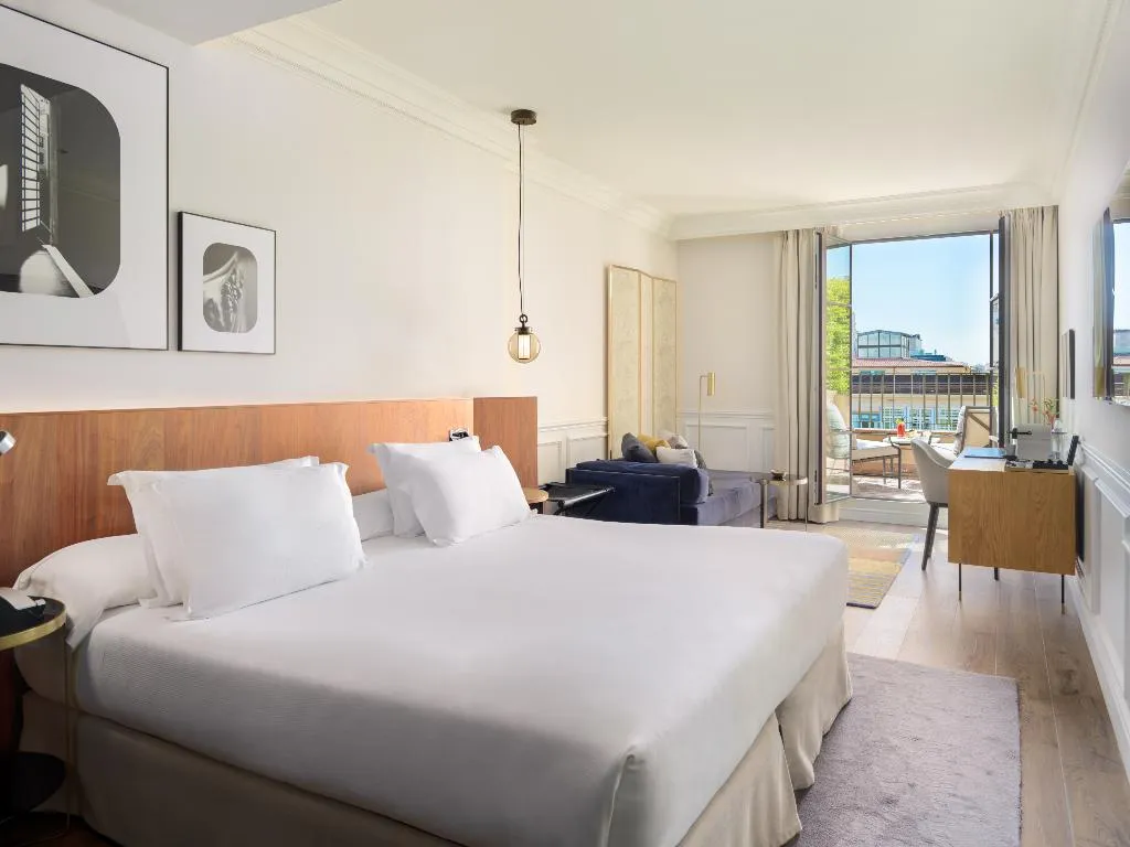 TRIPLE DELUXE WITH TERRACE Room, H10 Casa Mimosa, Barcelona