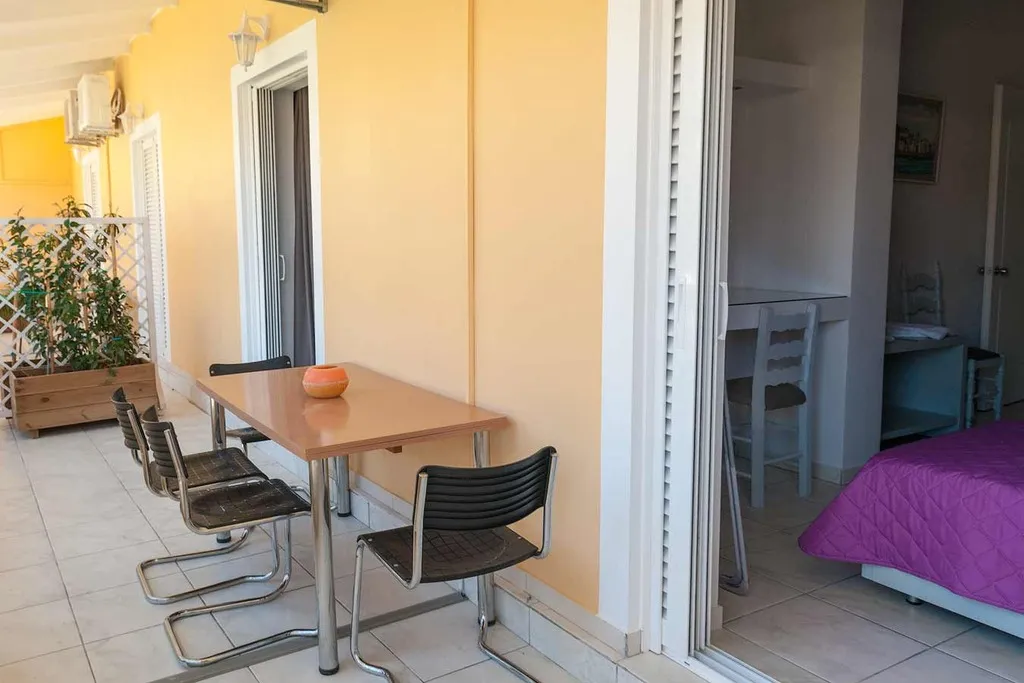 Room, Tom & John Center, Zante