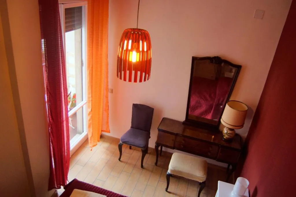 Room, B&B Bibliotechina, Naples