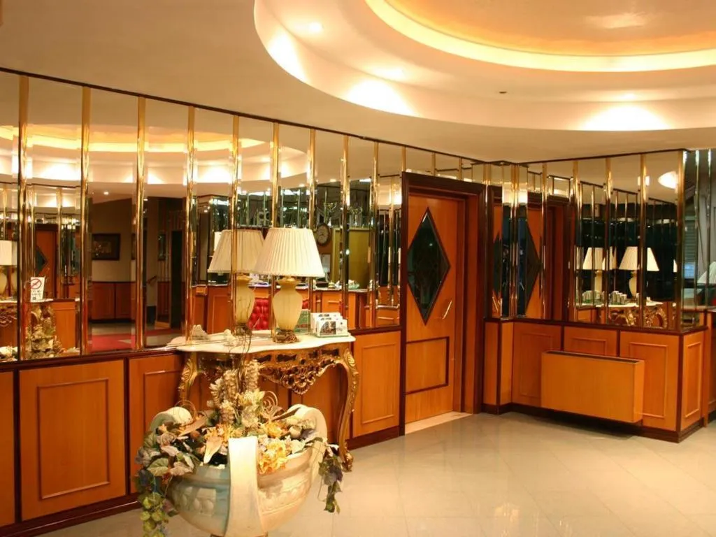 Lobby, Luxor Hotel, Naples
