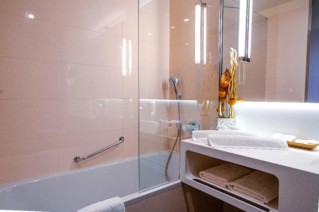 DOUBLE STANDARD Room, Split, Split