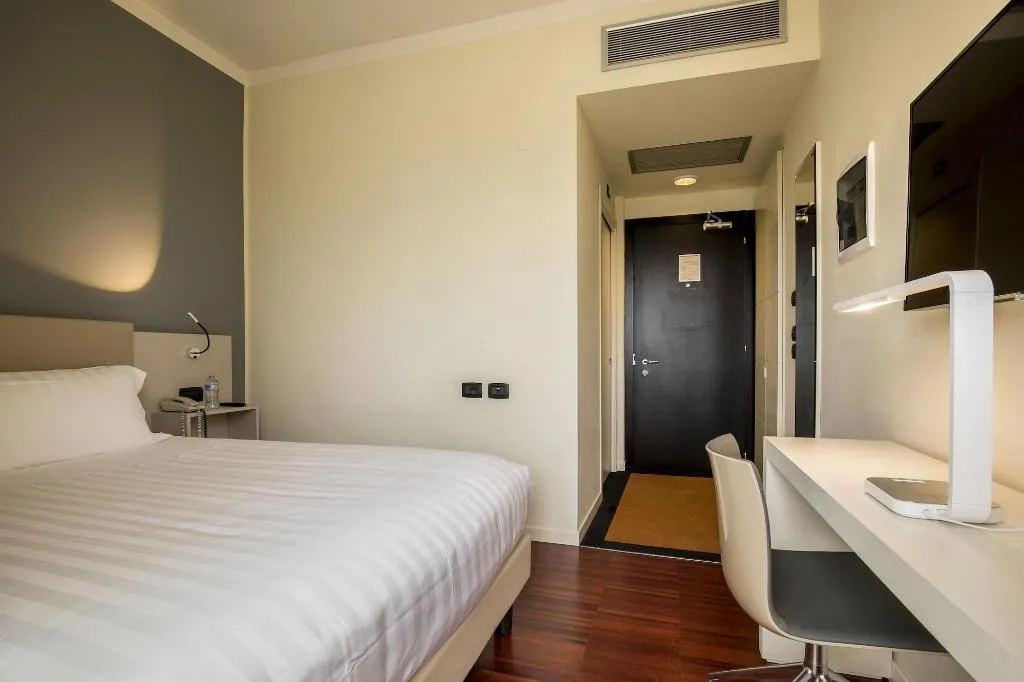 Room, 43 Station Hotel, Milan