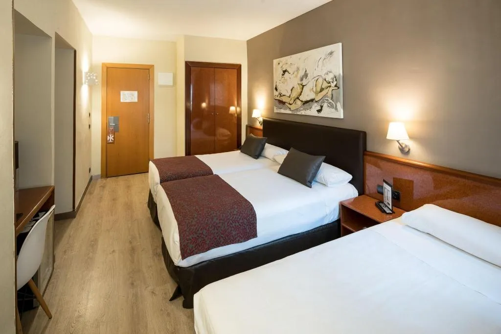 TRIPLE TWO BEDS Room, Catalonia Castellnou, Barcelona