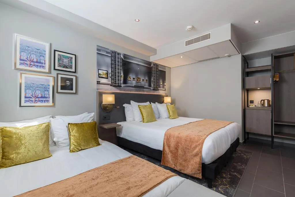 QUADRUPLE STANDARD Room, Leonardo Hotel Amsterdam Museum Quarter, Amsterdam