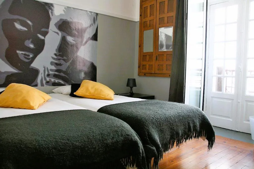 TRIPLE Shared external bathroom Room, Rivoli Cinema Hostel, Porto