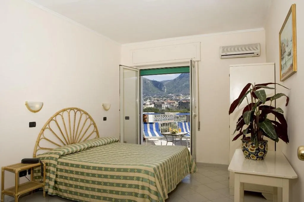 Room, Hotel Klein Wien, Naples
