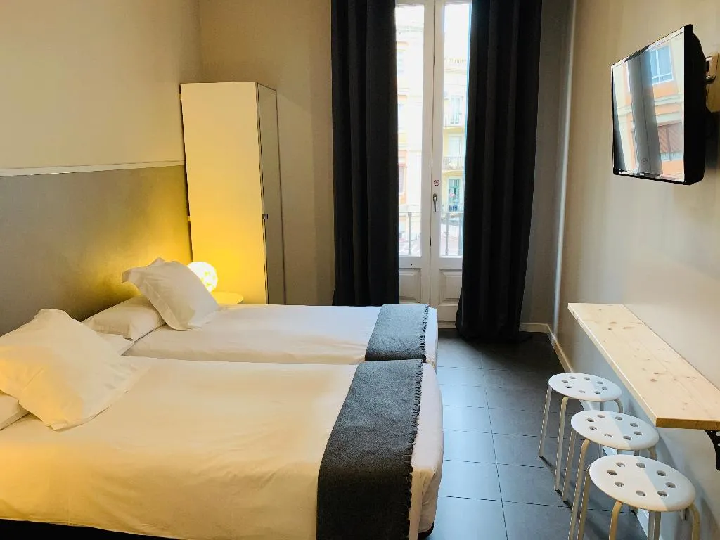 TRIPLE Shared external bathroom Room, Super Balmes Guest House, Barcelona