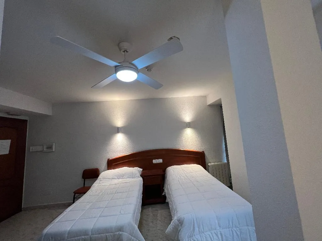 TRIPLE STANDARD Room, Hostal La Embajada, Madrid