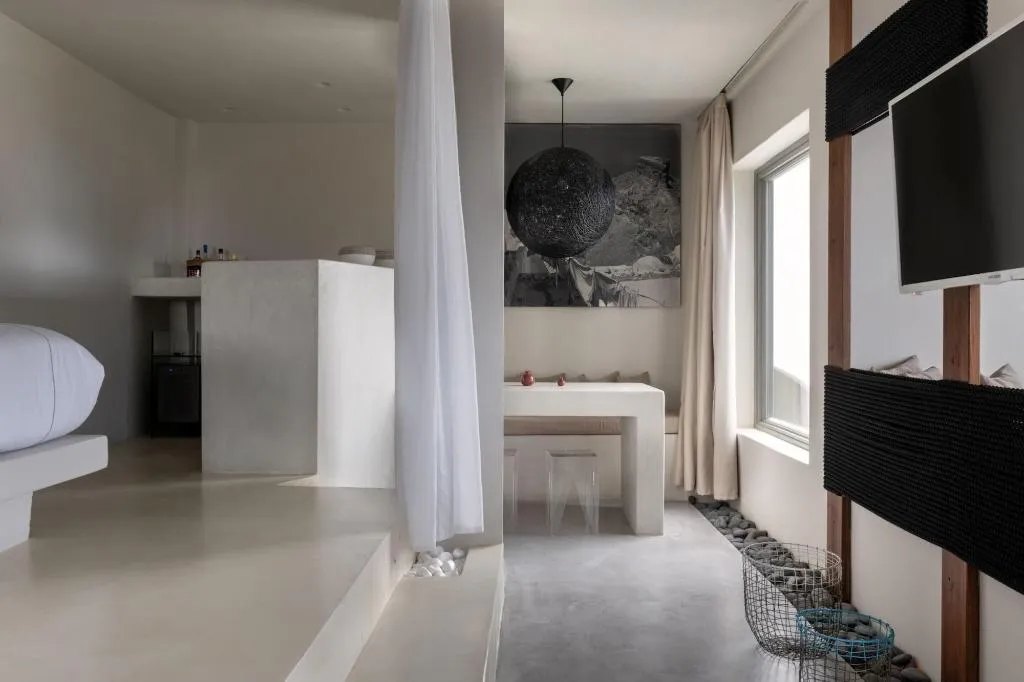 Room, West East Suites, Santorini