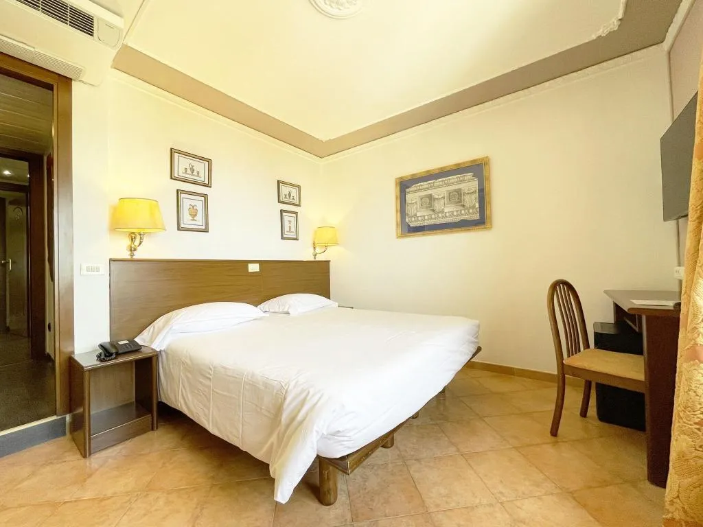 DOUBLE CLASSIC QUEEN BED Room, Hotel Central, Naples