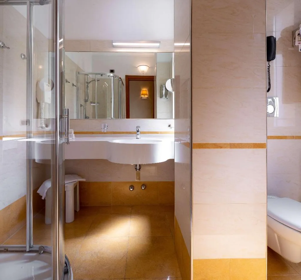 SUITE CAPACITY 4 Room, UNA HOTELS Galles Milano, Milan