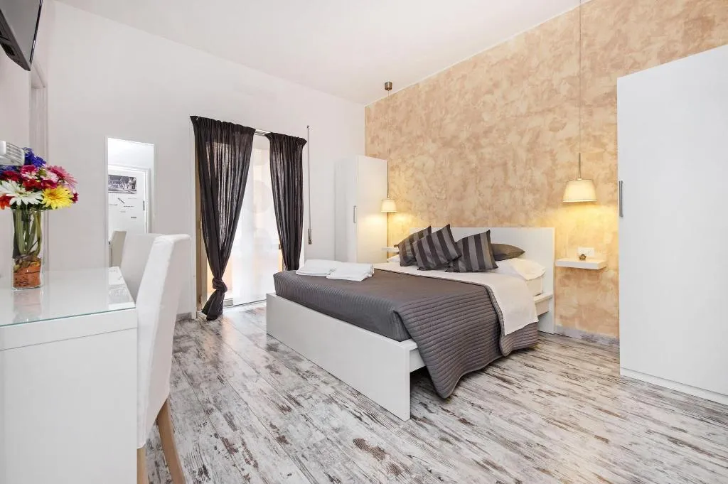 Room, De Guestibus, Rome
