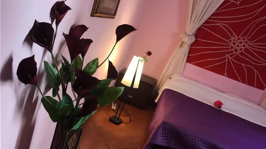 Room, Ave Popolo, Naples