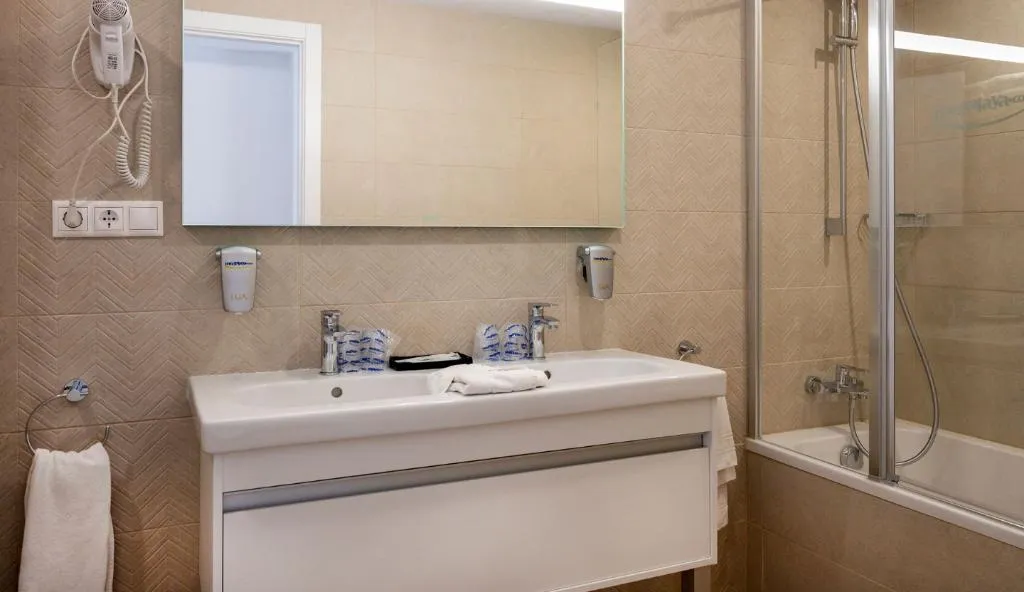 JUNIOR SUITE CAPACITY 4 Room, Medplaya Calypso, Costa Dorada