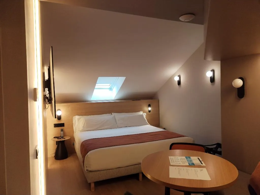 DOUBLE STANDARD Room, Aparthotel Atenea Calabria, Barcelona