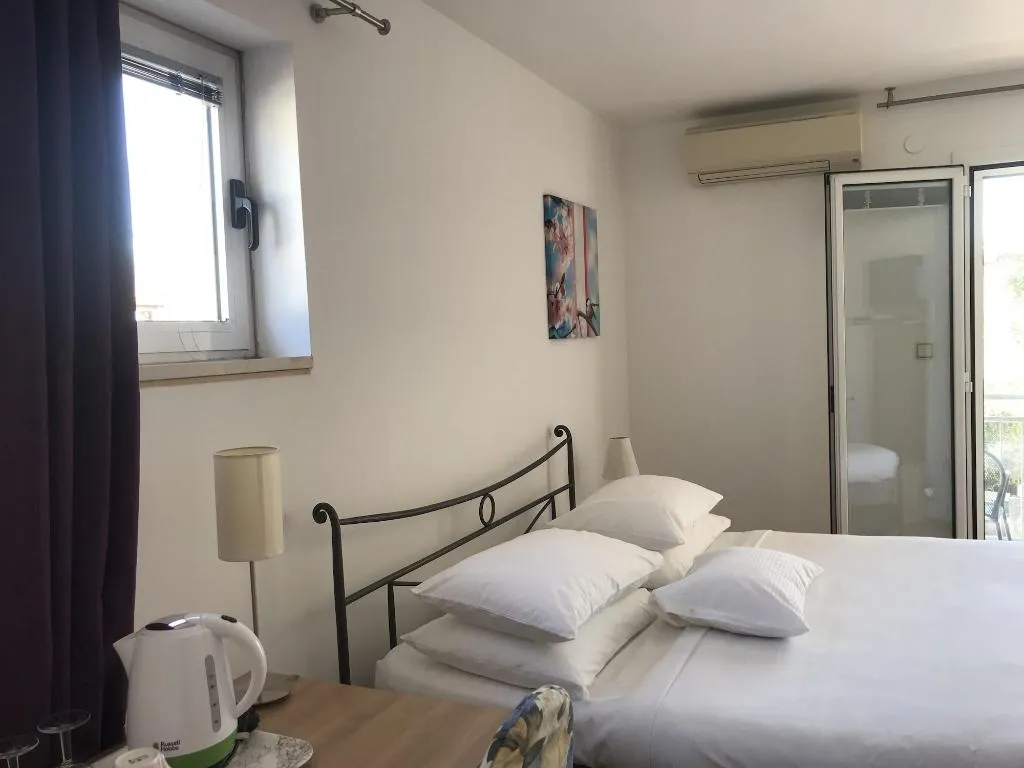 Room, Pink Inn, Split