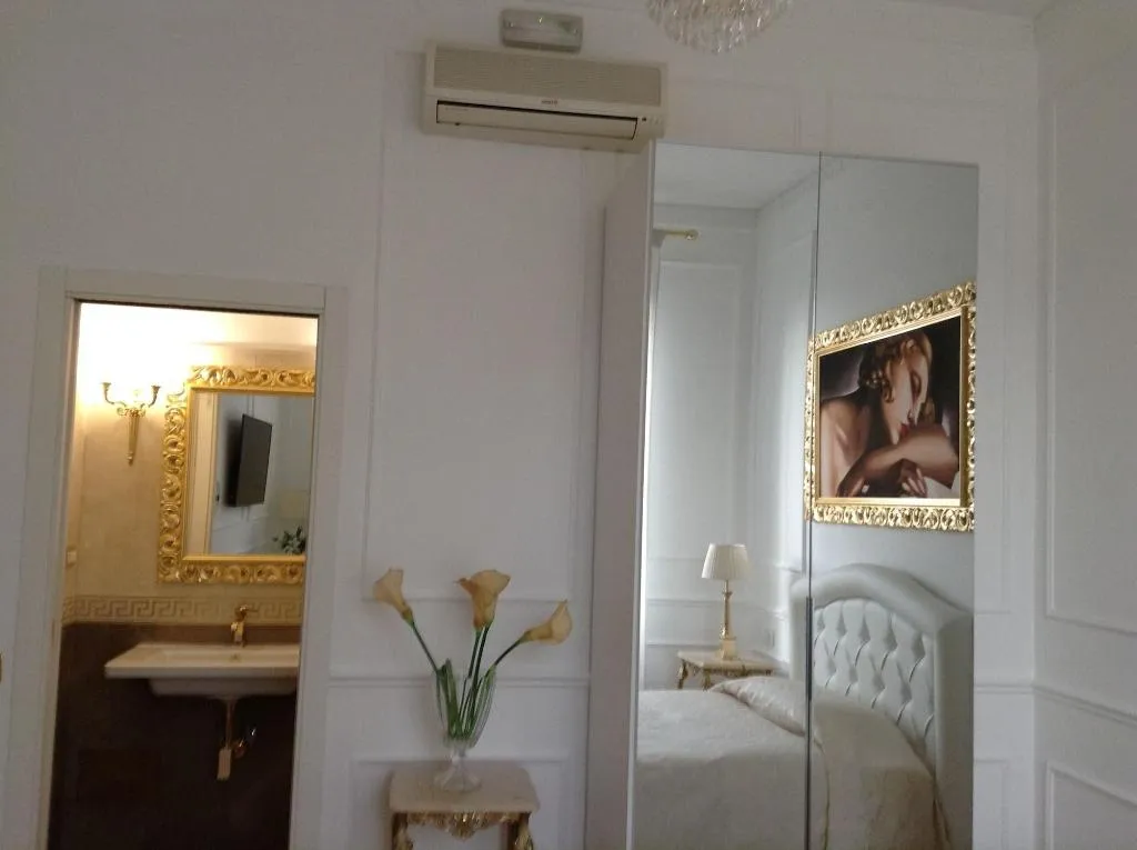 Room, King Plaza, Naples