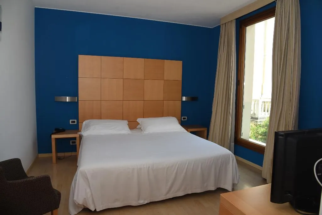 Room, Duca D'Aosta, Venice