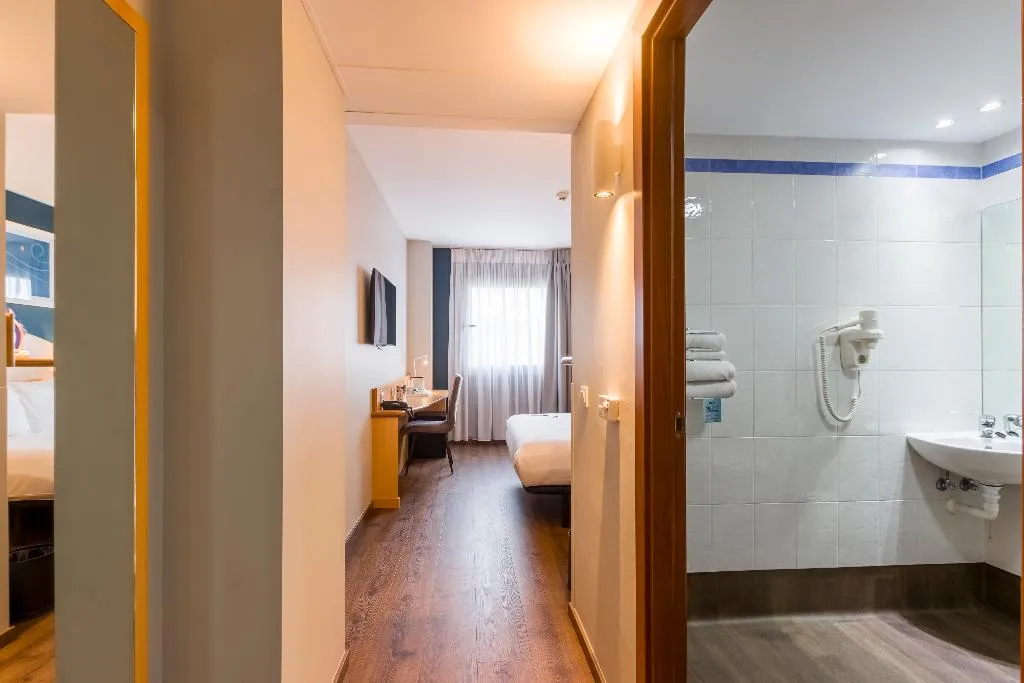 DOUBLE Accessible Room, Travelodge Madrid Alcala de Henares, Madrid