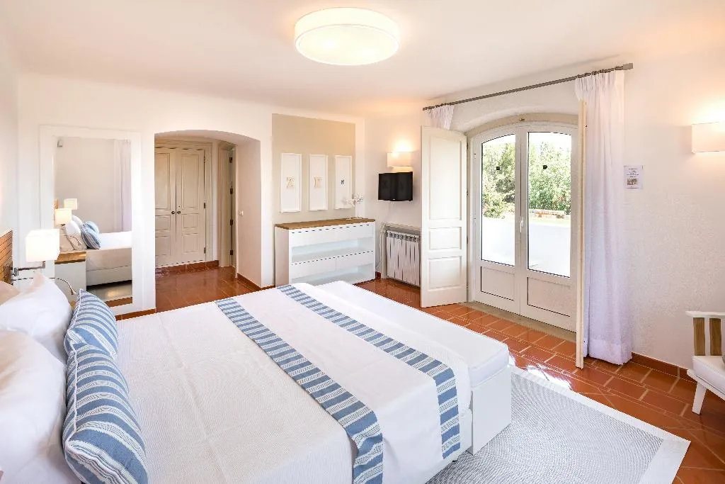 VILLA FOUR BEDROOMS Room, Shantivillas, Algarve