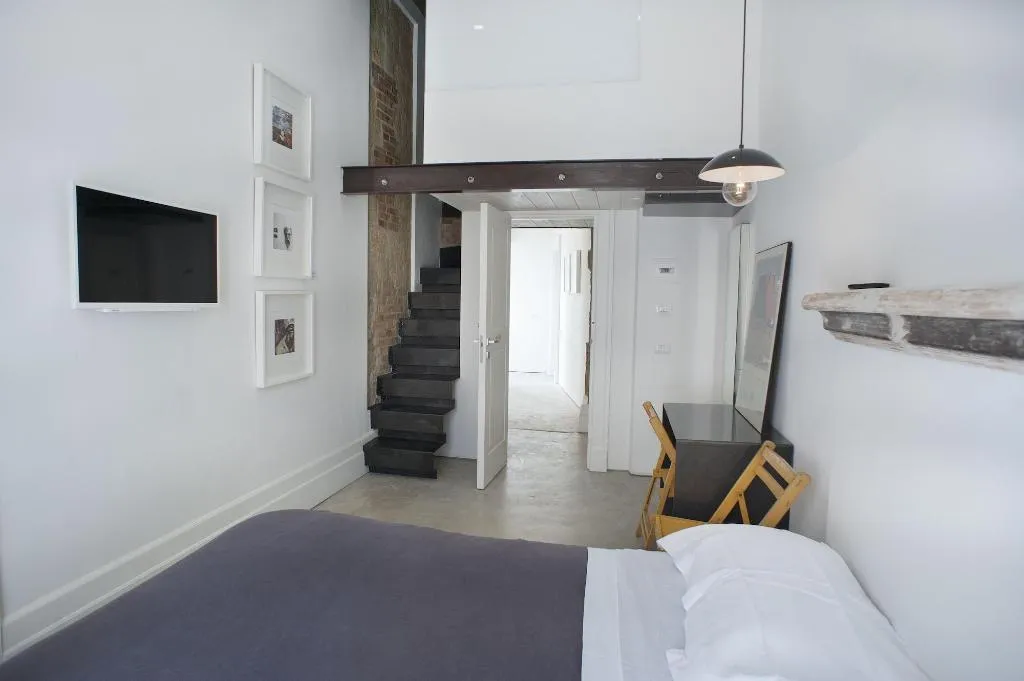 Room, Belledonne Suite & Gallery, Naples