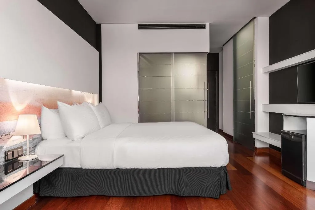 DOUBLE SUPERIOR KING BED Room, Hilton Madrid Airport, Madrid