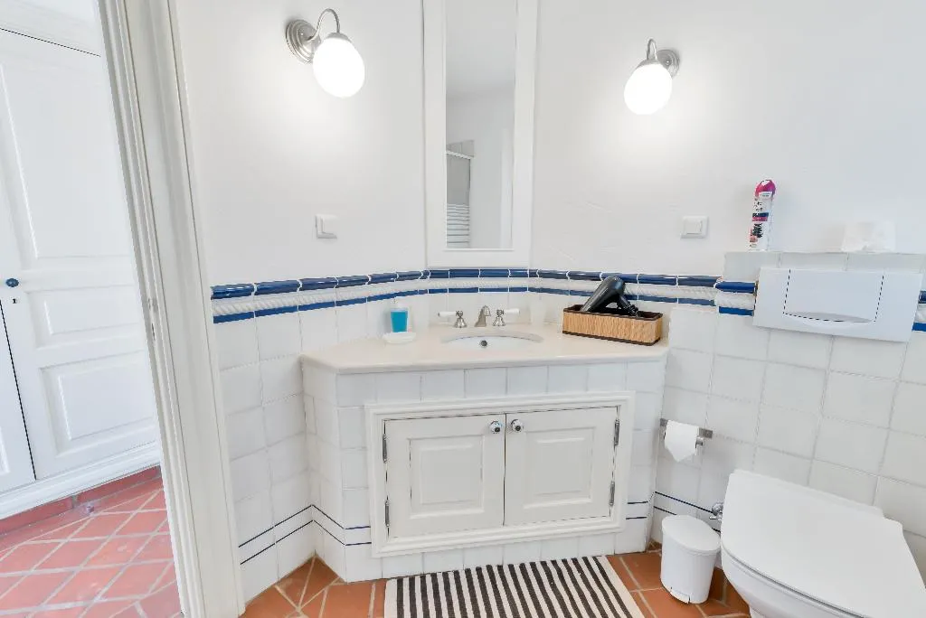 VILLA FIVE BEDROOMS TWO BATHROOMS Room, Shantivillas, Algarve