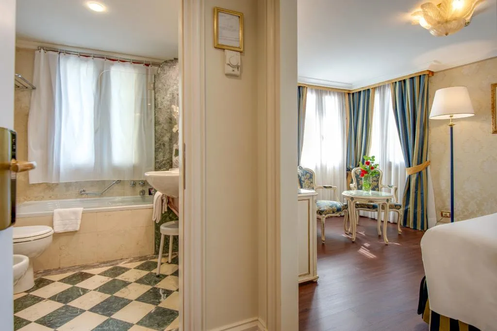 Double or Twin DELUXE CANAL VIEW Room, Antiche Figure, Venice