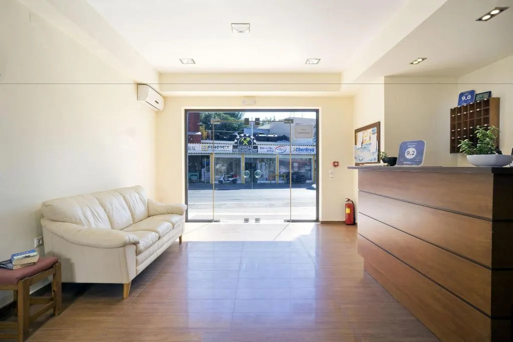 Lobby, Georgina, Crete