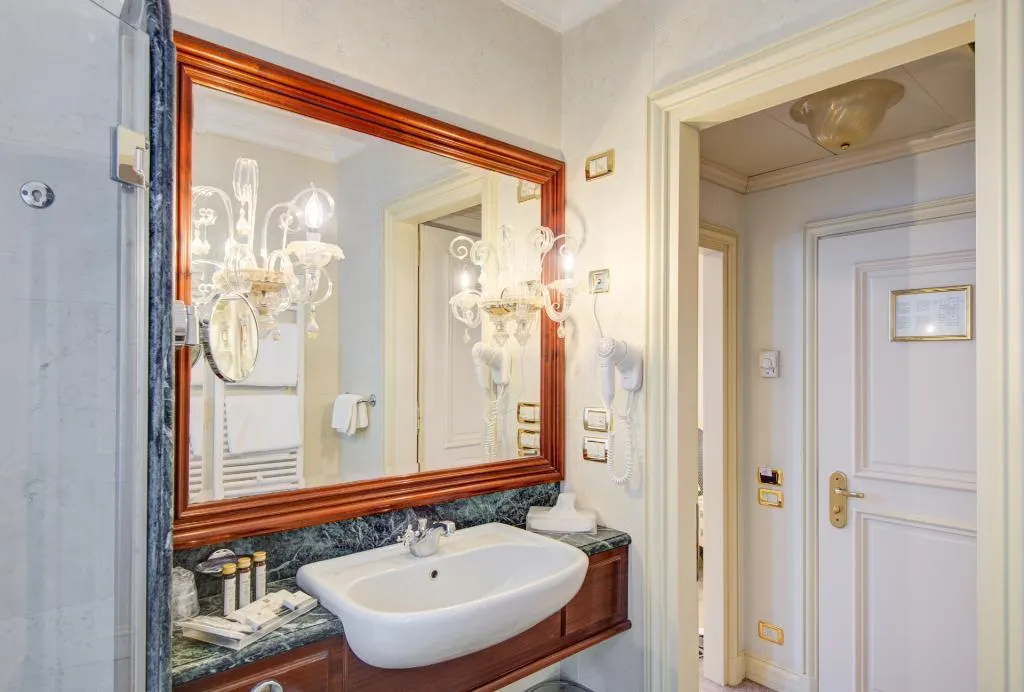 Double or Twin DELUXE CANAL VIEW Room, Antiche Figure, Venice