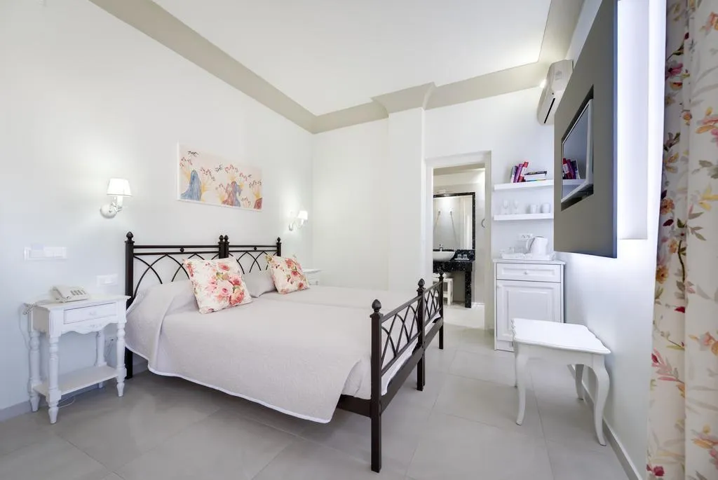 Double or Twin SUPERIOR Room, Zephyros, Santorini