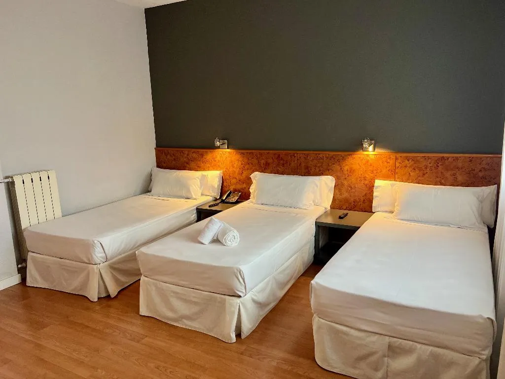 TRIPLE THREE BEDS Room, AP Hotel & Parking Madrid Aeropuerto, Madrid