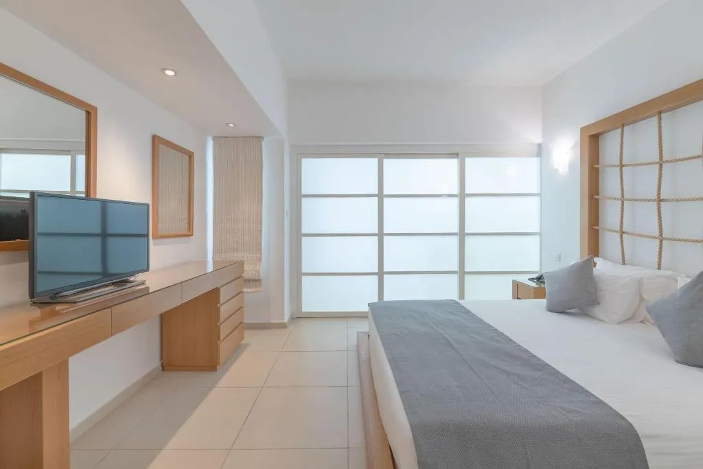 SUITE GRAND WITH VIEWS Room, Napa Mermaid Hotel & Suites, Cyprus