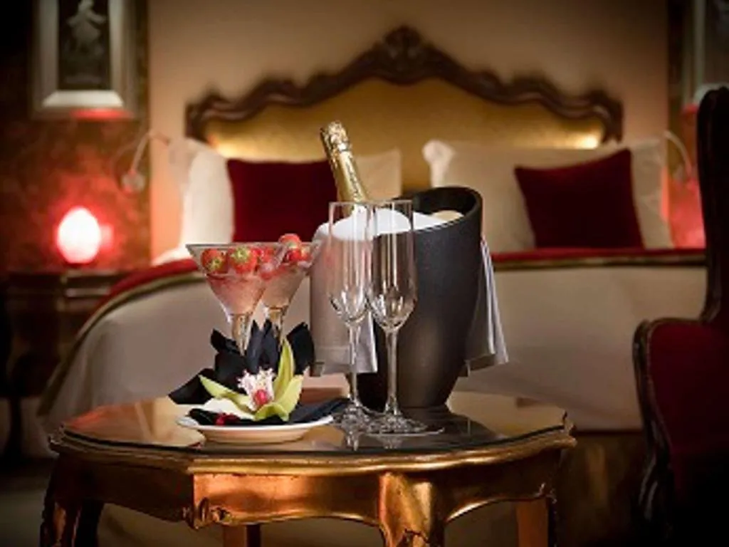 SUITE DELUXE CANAL VIEW Room, Papadopoli Hotel Venezia - MGallery Collection, Venice