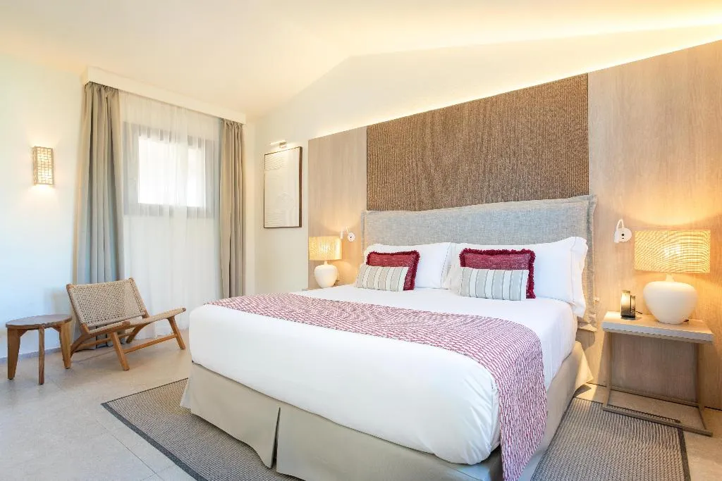 DOUBLE DELUXE KING BED Room, Mangia's Santa Teresa Sardinia, Curio Collection, Olbia