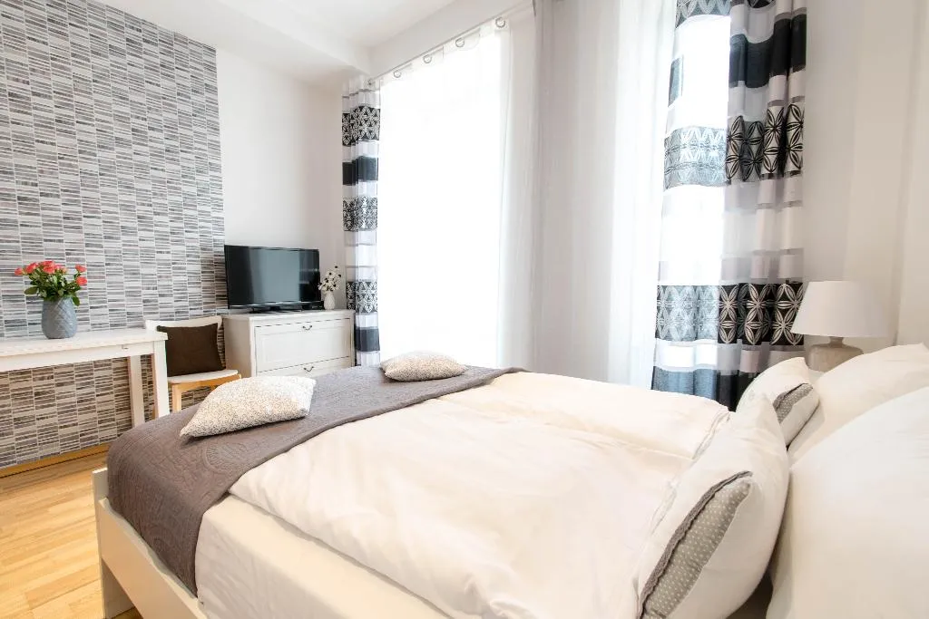STUDIO STANDARD Room, Old Town Apartments Slawkowska, Krakow