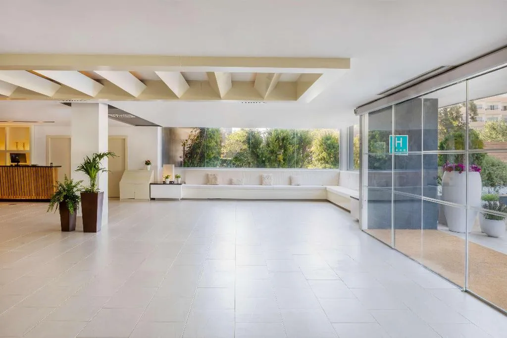 Lobby, Sol Palmanova-Mirlos Tordos, Majorca