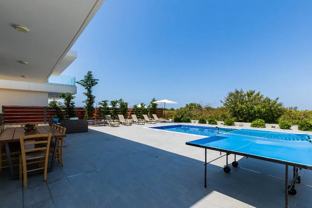 VILLA FIVE BEDROOMS WITH MORE THAN THREE BATHROOMS Room, Sea Point Villas, Cyprus